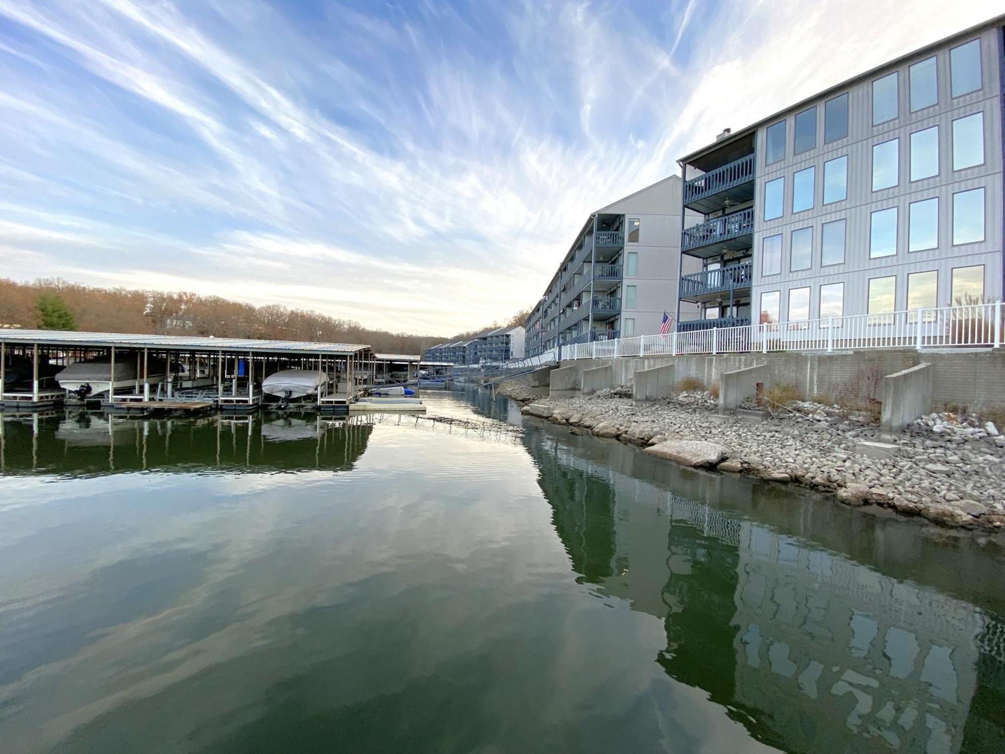 B Lakefront! Remodeled, Boat Slip, Patio Views, Pool, Boat Ramp, Wifi Osage Beach Eksteriør billede